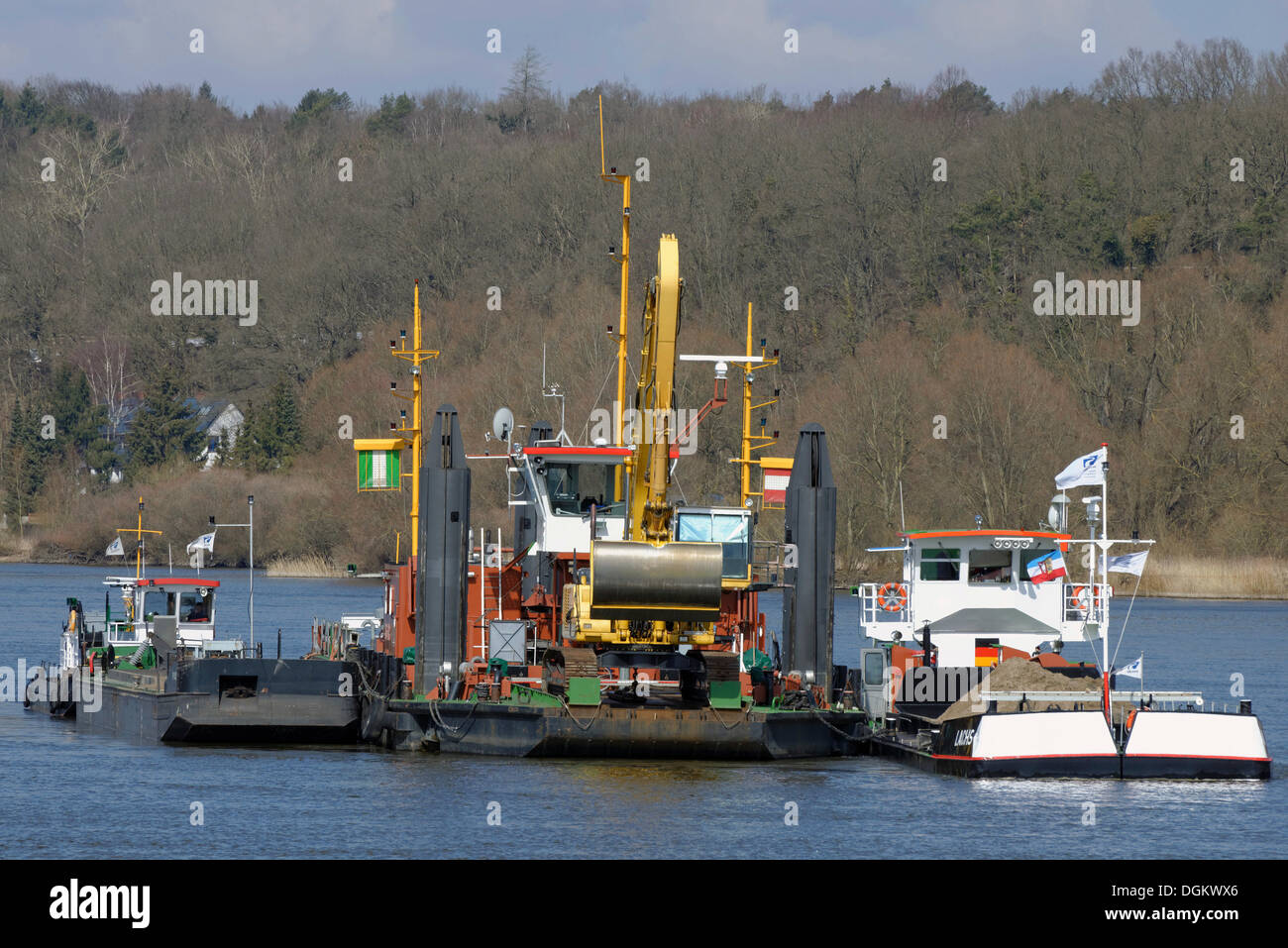 La nave di lavoro 'Aegir' che portano un retroescavatore mobile, ad approfondire il Fiume Elba per la navigazione commerciale, Artlenburg, Bassa Sassonia Foto Stock