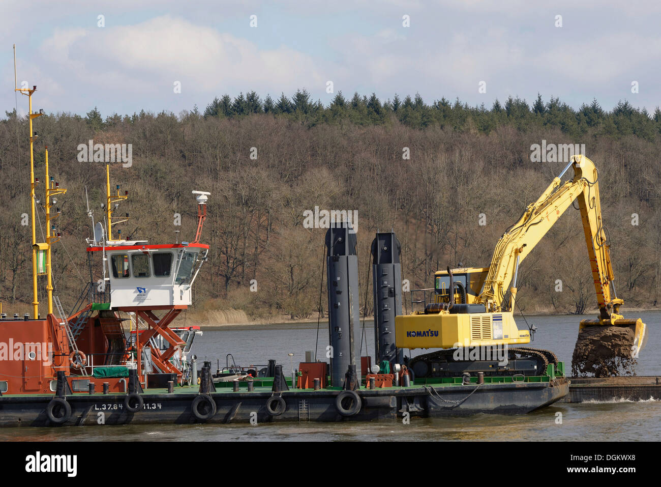 La nave di lavoro 'Aegir' che portano un retroescavatore mobile, ad approfondire il Fiume Elba per la navigazione commerciale, Artlenburg, Bassa Sassonia Foto Stock