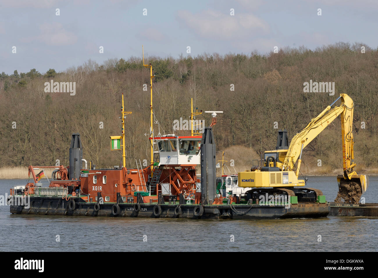 La nave di lavoro 'Aegir' che portano un retroescavatore mobile, ad approfondire il Fiume Elba per la navigazione commerciale, Artlenburg, Bassa Sassonia Foto Stock