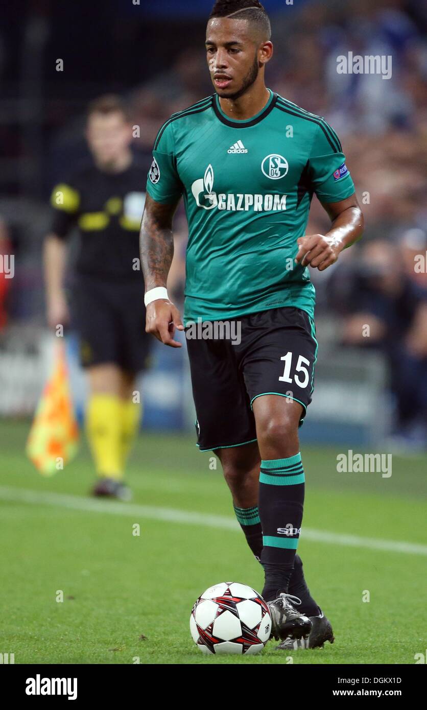 Gelsenkirchen (Germania). 22 ottobre, 2013. Schalke Dennis Aogo gioca la palla durante la Champions League gruppo E partita di calcio tra FC Schalke 04 e FC Chelsea a Gelsenkirchen stadium di Gelsenkirchen (Germania), 22 ottobre 2013. Foto: Friso Gentsch/dpa/Alamy Live News Foto Stock