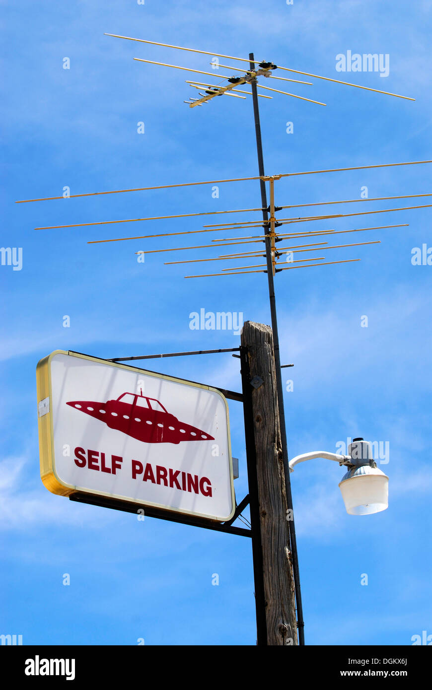 Simbolo di parcheggio per gli UFO al 'poco un'Le'Inn' pub, Rachel Rachel, Nevada, Stati Uniti Foto Stock