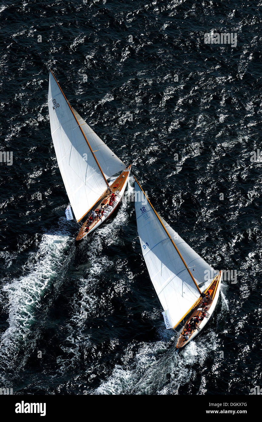 Classic yachts, Thea e Trevia, durante il loro match race, dodici metri di yacht a battente, sopravento Kieler Förde, Kiel Foto Stock