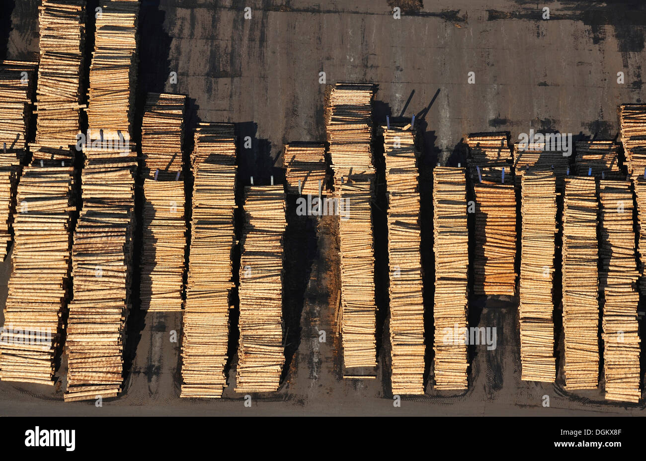 Vista aerea, legno cantiere di Ilim Nordic Timber, Wismar, Meclemburgo-Pomerania Occidentale, Germania Foto Stock