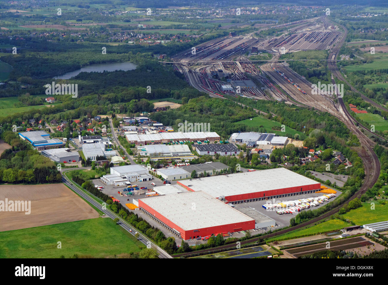 Vista aerea, Rewe centro logistico, Maschen cantiere di smistamento sul retro, bei Maschen, Bassa Sassonia, Germania Foto Stock