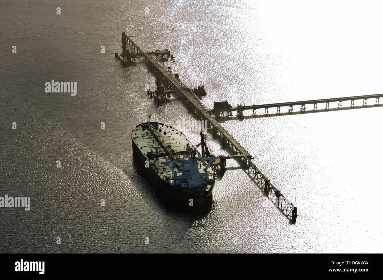 Vista aerea, cisterna il caricamento di marine bracci di caricamento della Northwest tubo olio di Wilhelmshaven, Bassa Sassonia, Germania Foto Stock
