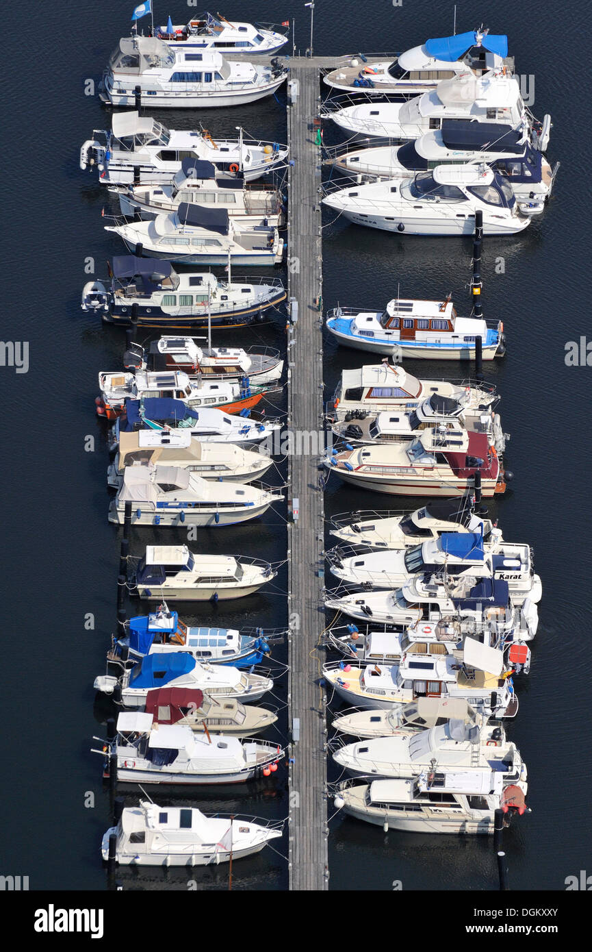 Vista aerea, imbarcazioni a motore presso un pontile sulla Dove-Elbe, un anabranch del Fiume Unterelbe, Hamburg, Amburgo, Germania Foto Stock