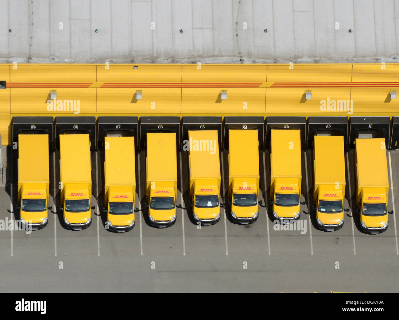 Vista aerea, post veicoli, flotta di Deutsche Post DHL, Hamburg, Amburgo, Germania Foto Stock