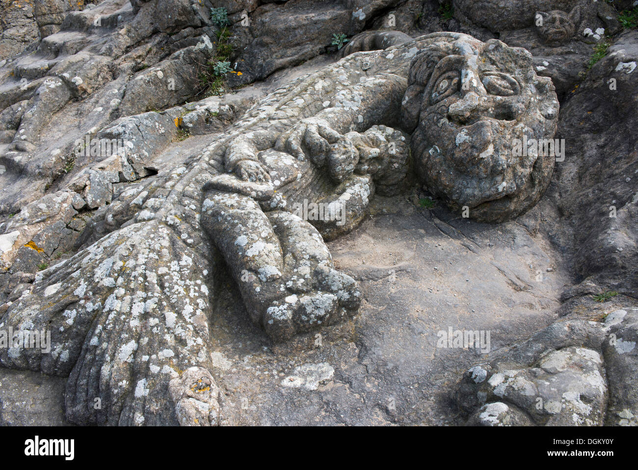 Drago di pietra nel giardino di rocce scolpite da Abbé Fouré, Rothéneuf, Bretagna, Francia, Europa Foto Stock