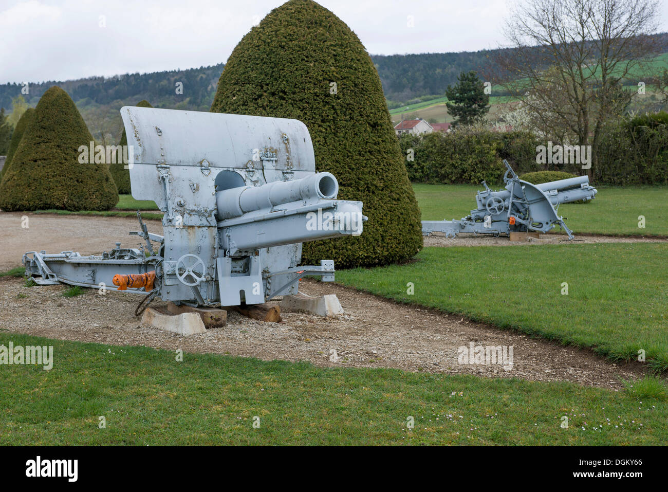 Il cannone in un cimitero militare, della battaglia di Verdun, la prima guerra mondiale, Verdun, Lorena, Francia, Europa Foto Stock