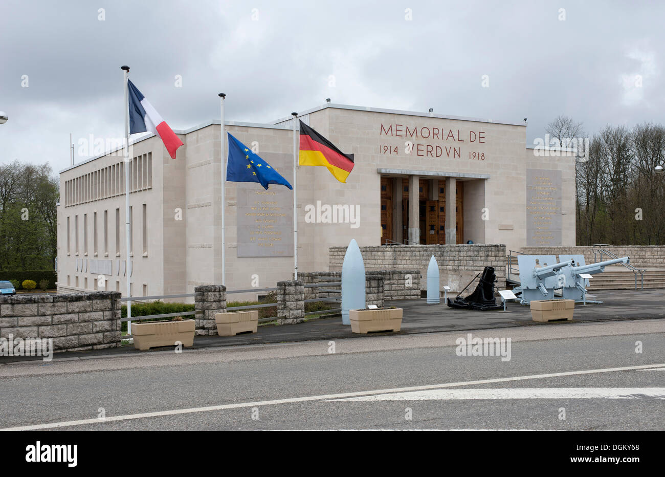 Edificio moderno, memorial, storico di tecnologia militare nella parte anteriore, la prima guerra mondiale, Verdun, Lorena, Francia, Europa Foto Stock