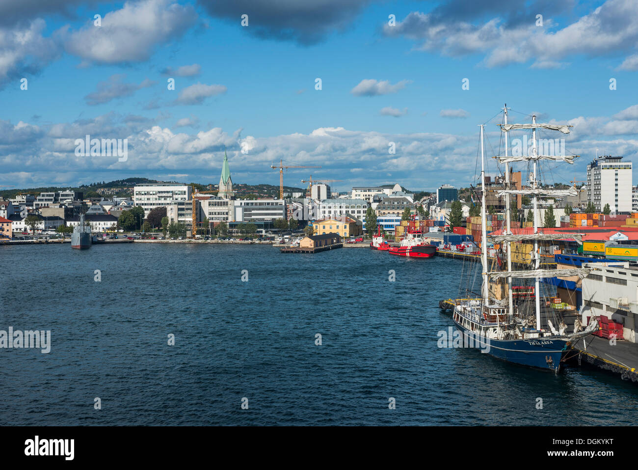 Porto di Kristiansand con una nave a vela, Kristiansand/ Süd-Norwegen, Vest-Agder, Norvegia meridionale, Norvegia Foto Stock