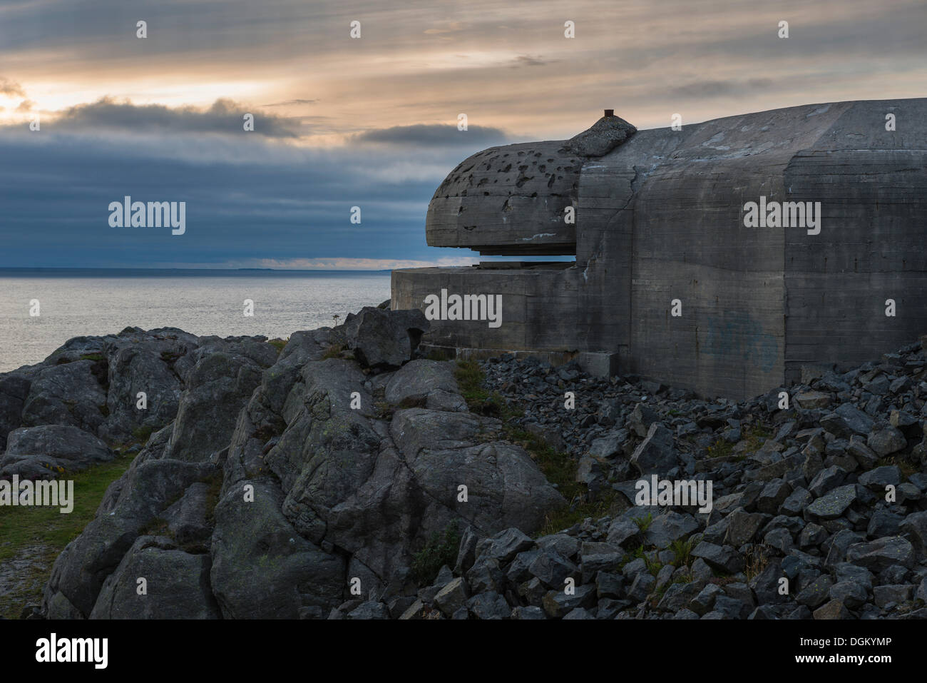 Bunker tedeschi della Seconda Guerra Mondiale che si affaccia sul mare nella luce della sera, Atlantic Wall, Skudeneshavn, Insel Karmøy, Rogaland Foto Stock