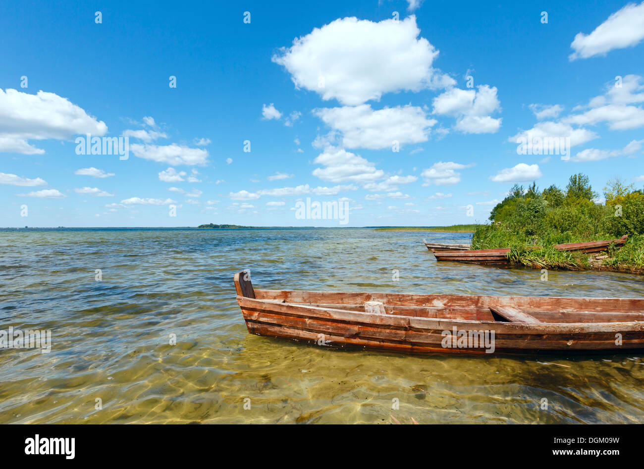 Estate vista lago con barche di legno vicino a riva Foto Stock