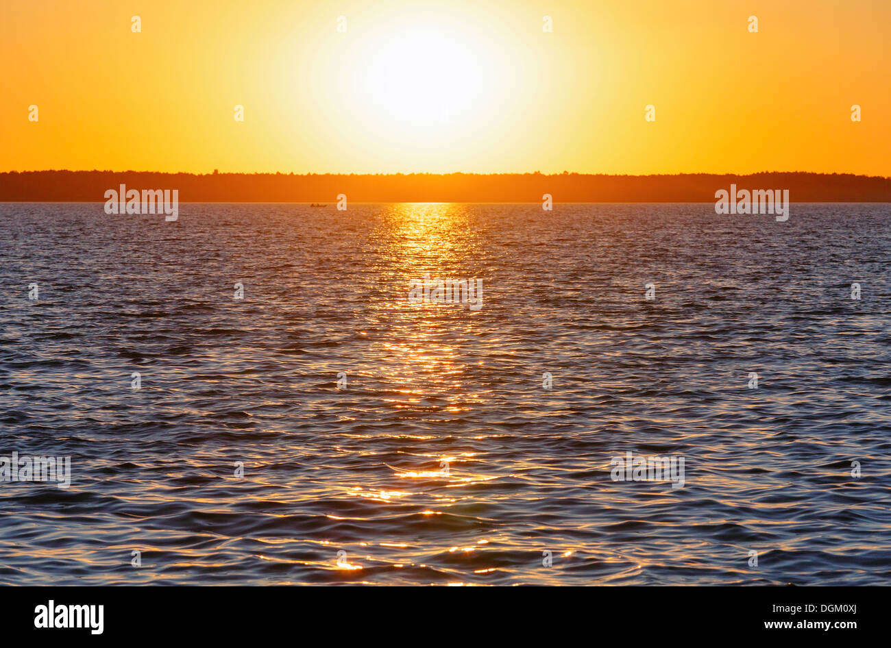Tramonto e sun via d'Estate Lago di superficie. Foto Stock