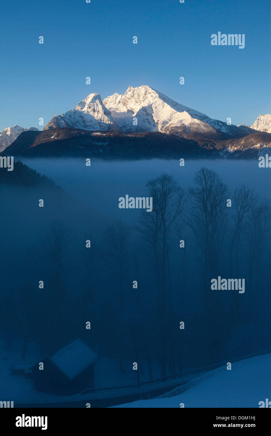 Il Watzmann montagna sopra un mare di nebbia oltre il Berchtesgadener Land di Baviera Foto Stock