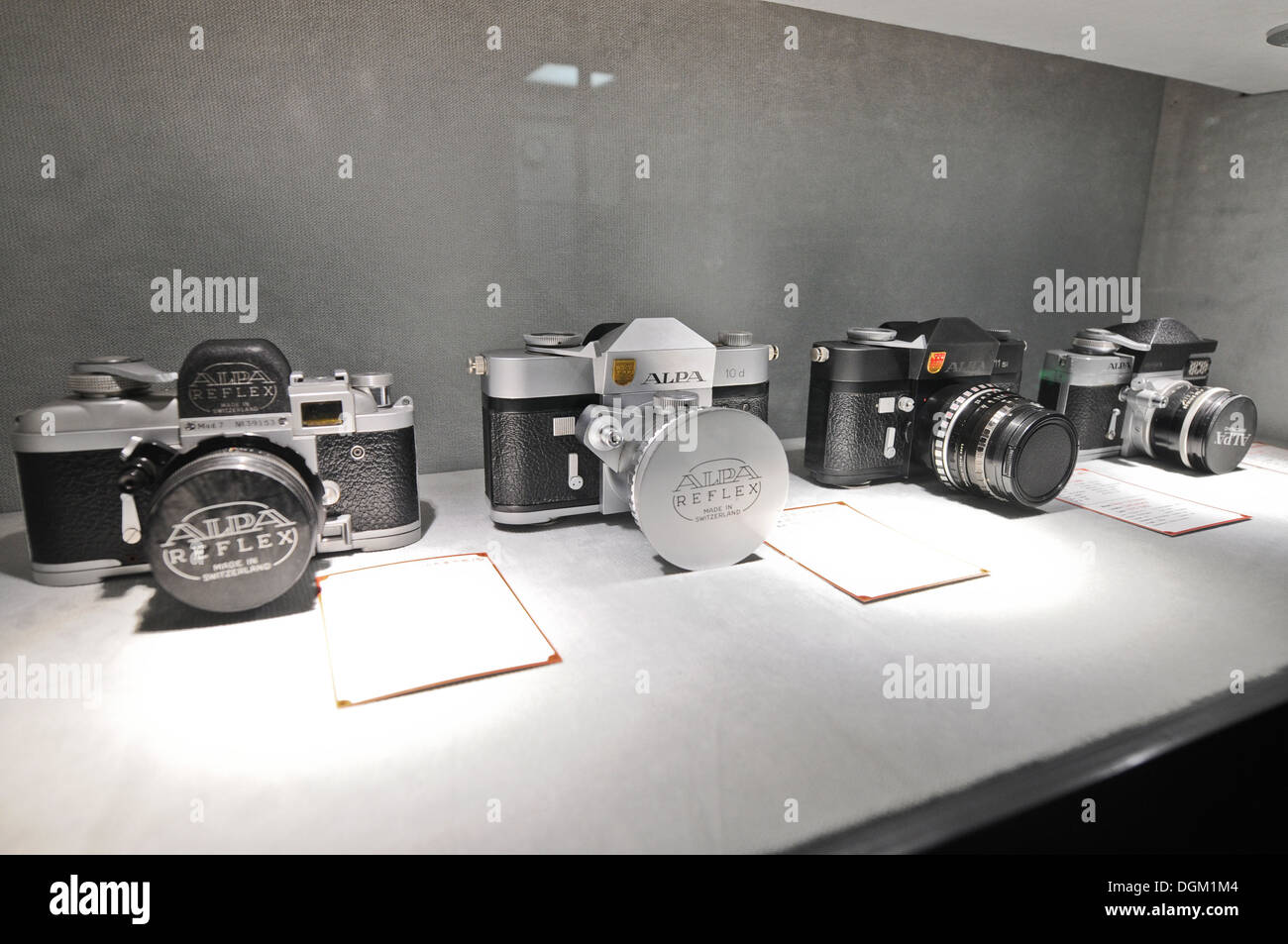 Old Swiss fotocamere Alpa nel Museo di vecchia produzione della fotocamera  a Shanghai in Cina Foto stock - Alamy