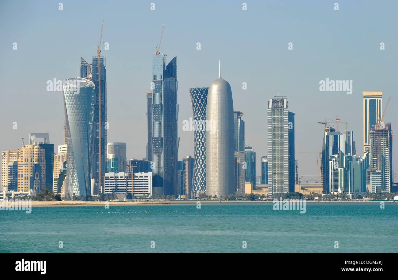 Skyline di Doha, Qatar, Golfo Persico, Medio Oriente e Asia Foto Stock