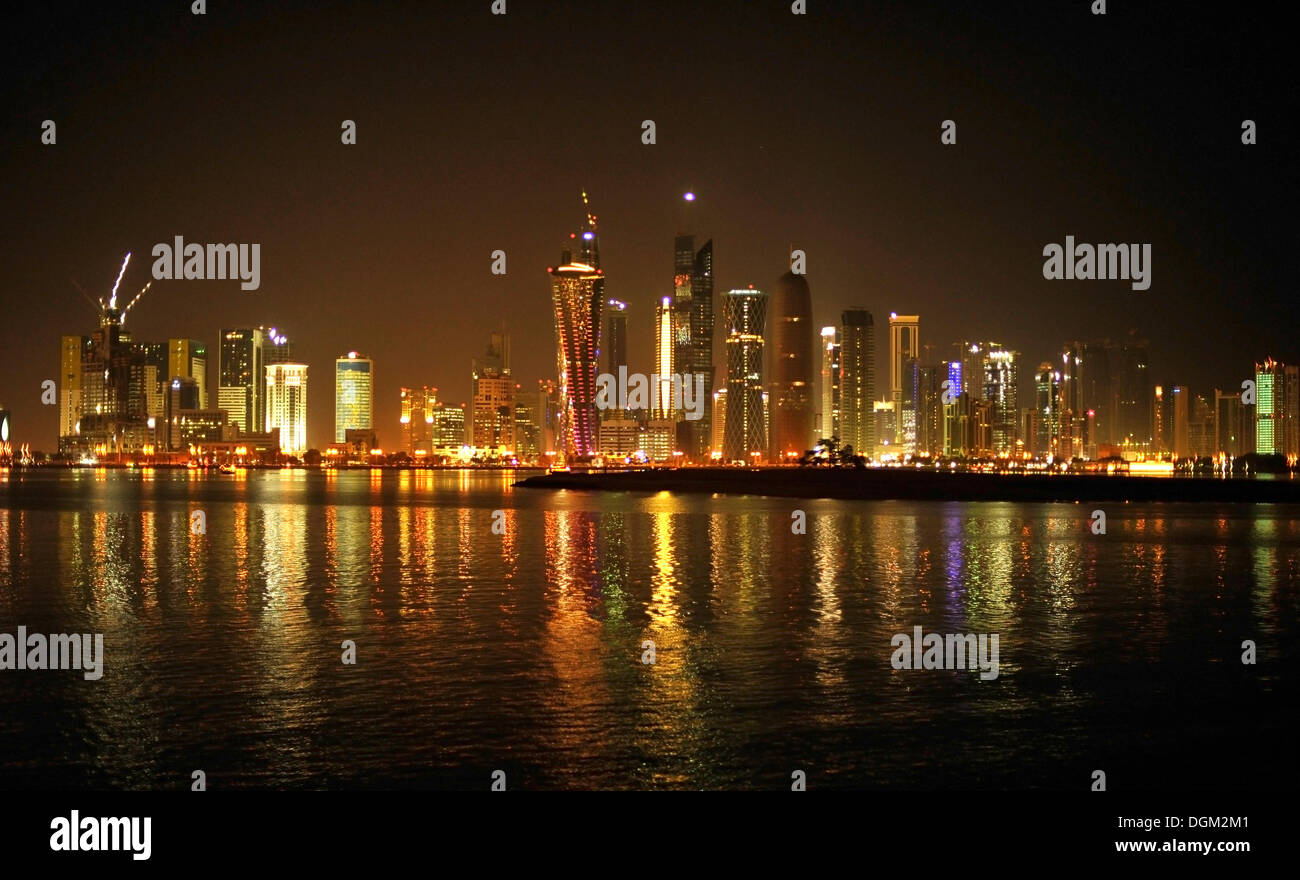 Night Shot della skyline di Doha, Qatar, Golfo Persico, Medio Oriente e Asia Foto Stock
