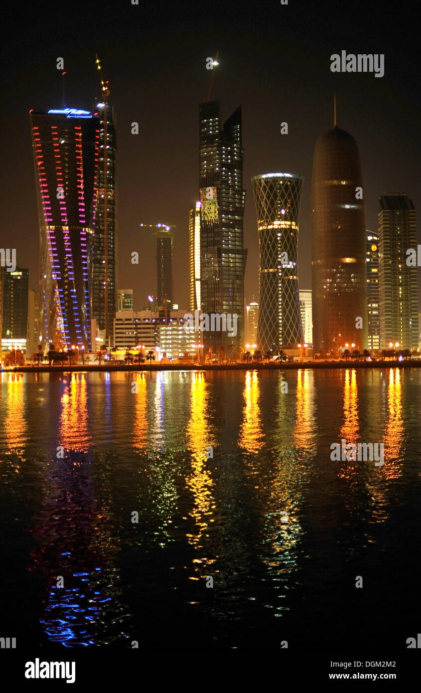 Night Shot della skyline di Doha, Tornado Tower, Torre di navigazione, pace torri, Al-Thani Tower, Doha, Qatar, Golfo Persico Foto Stock