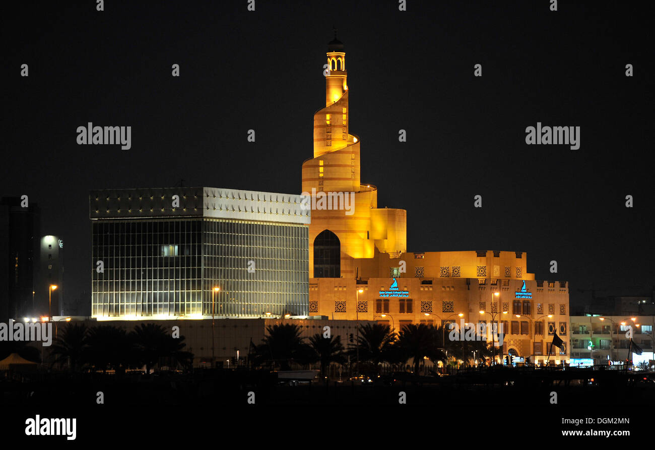 Night Shot, a forma di spirale torre del Fanar, Qatar centro culturale islamico, Doha, Qatar, Golfo Persico, Medio Oriente e Asia Foto Stock
