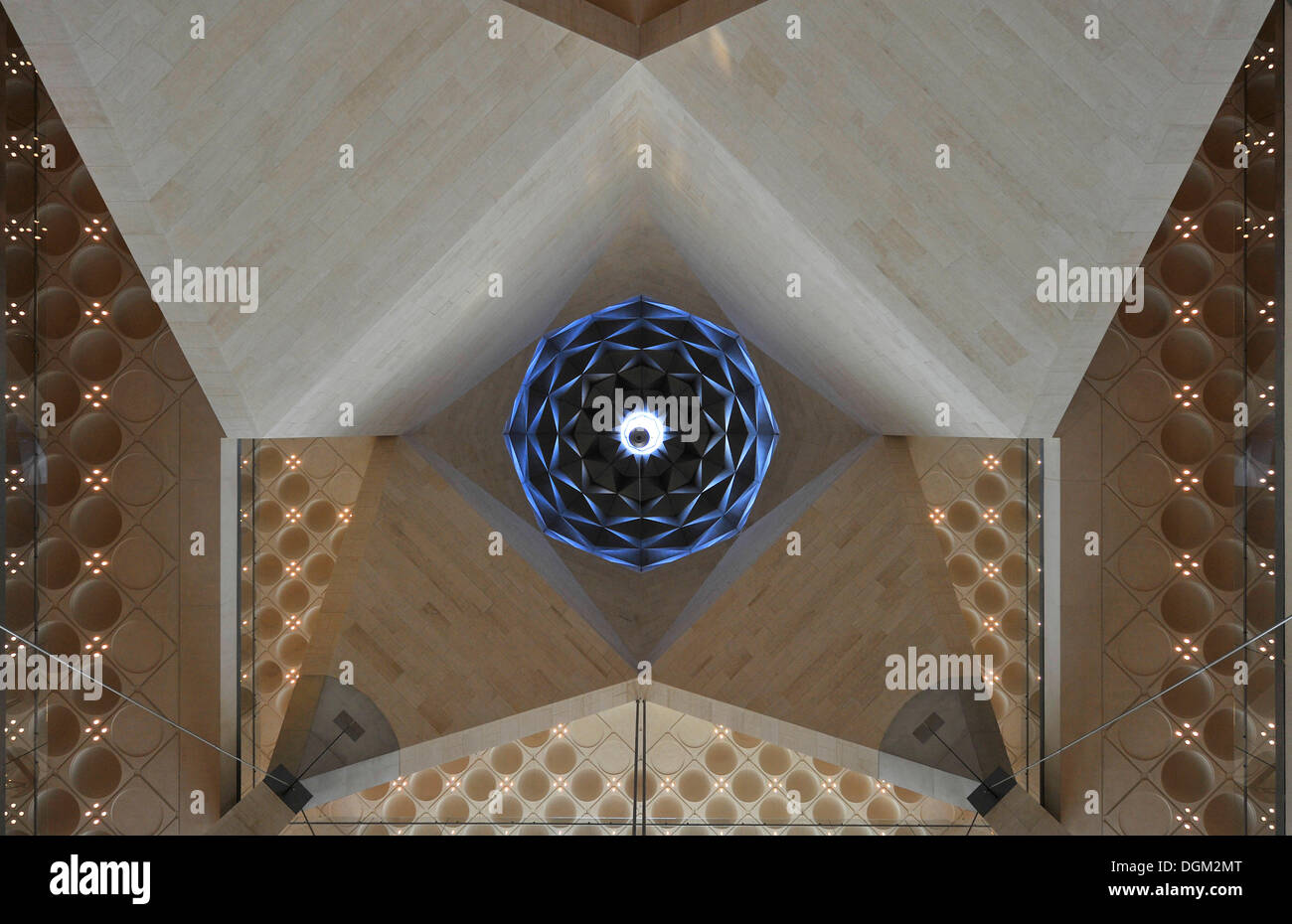 Interior shot, costruzione del soffitto dell'atrio, il Museo di Arte Islamica, progettato da I.M. PEI, Corniche, Doha, Qatar Foto Stock