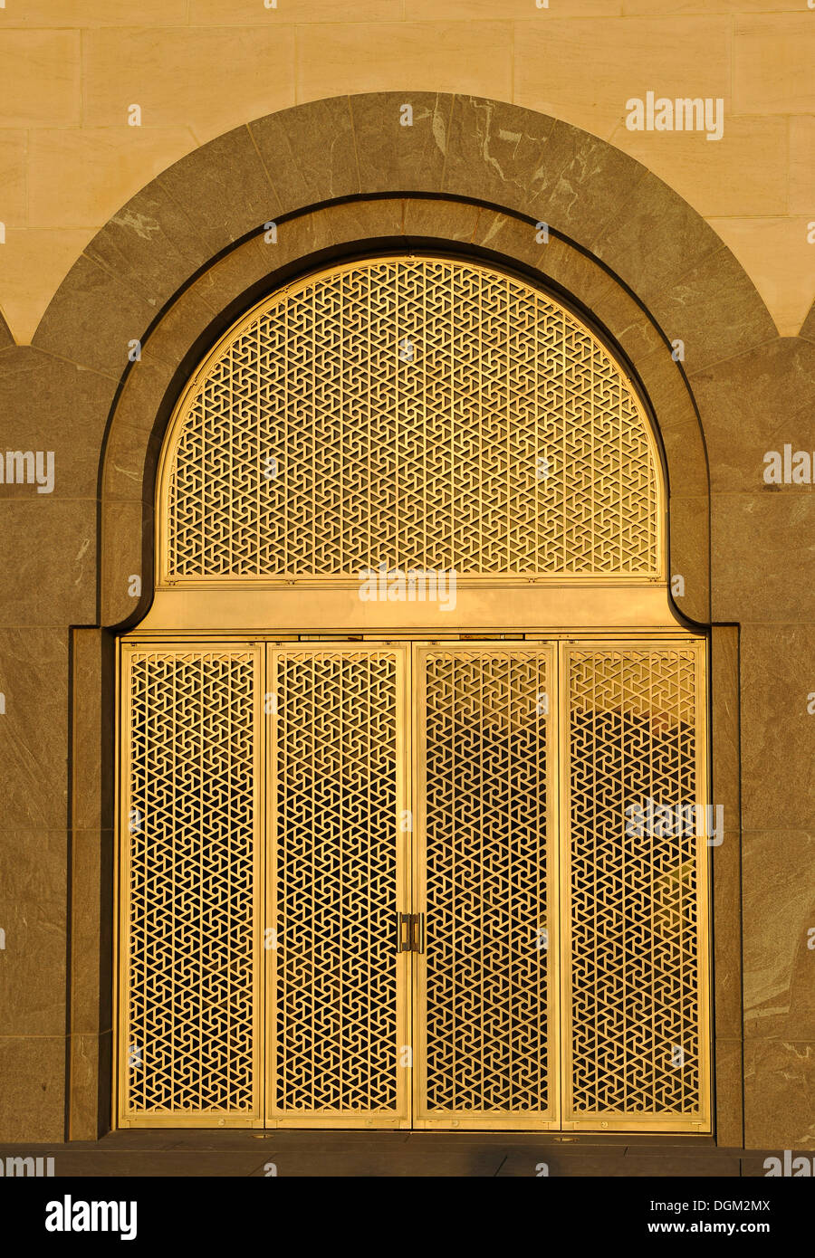 Placcato oro ingresso ovest, il Museo di Arte Islamica, progettato da I.M. PEI, atmosfera serale, Corniche, Doha, Qatar, Golfo Persico Foto Stock