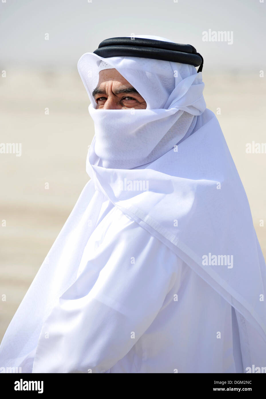 Qatar in abbigliamento tradizionale con gutra, velato, emirato del Qatar,  Golfo Persico, Medio Oriente e Asia Foto stock - Alamy