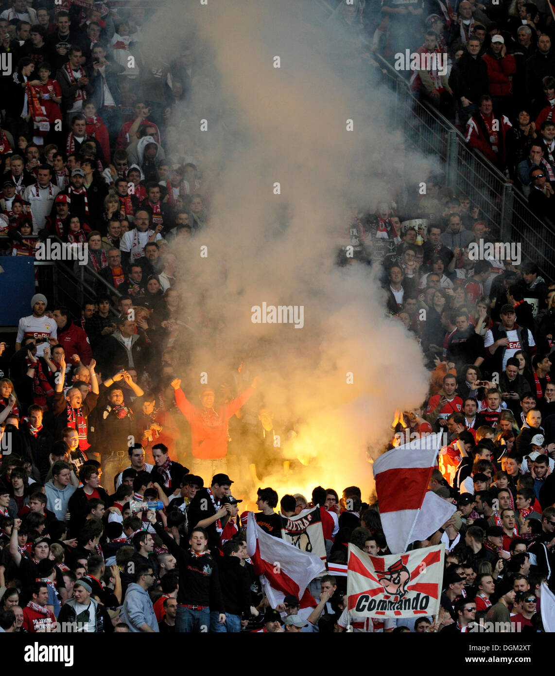 Vandalisers accendere fuochi d'artificio, bombe fumogene, razzi, Pyros, nel VfB Stuttgart fanblock, Mercedes-Benz Arena, Stoccarda Foto Stock