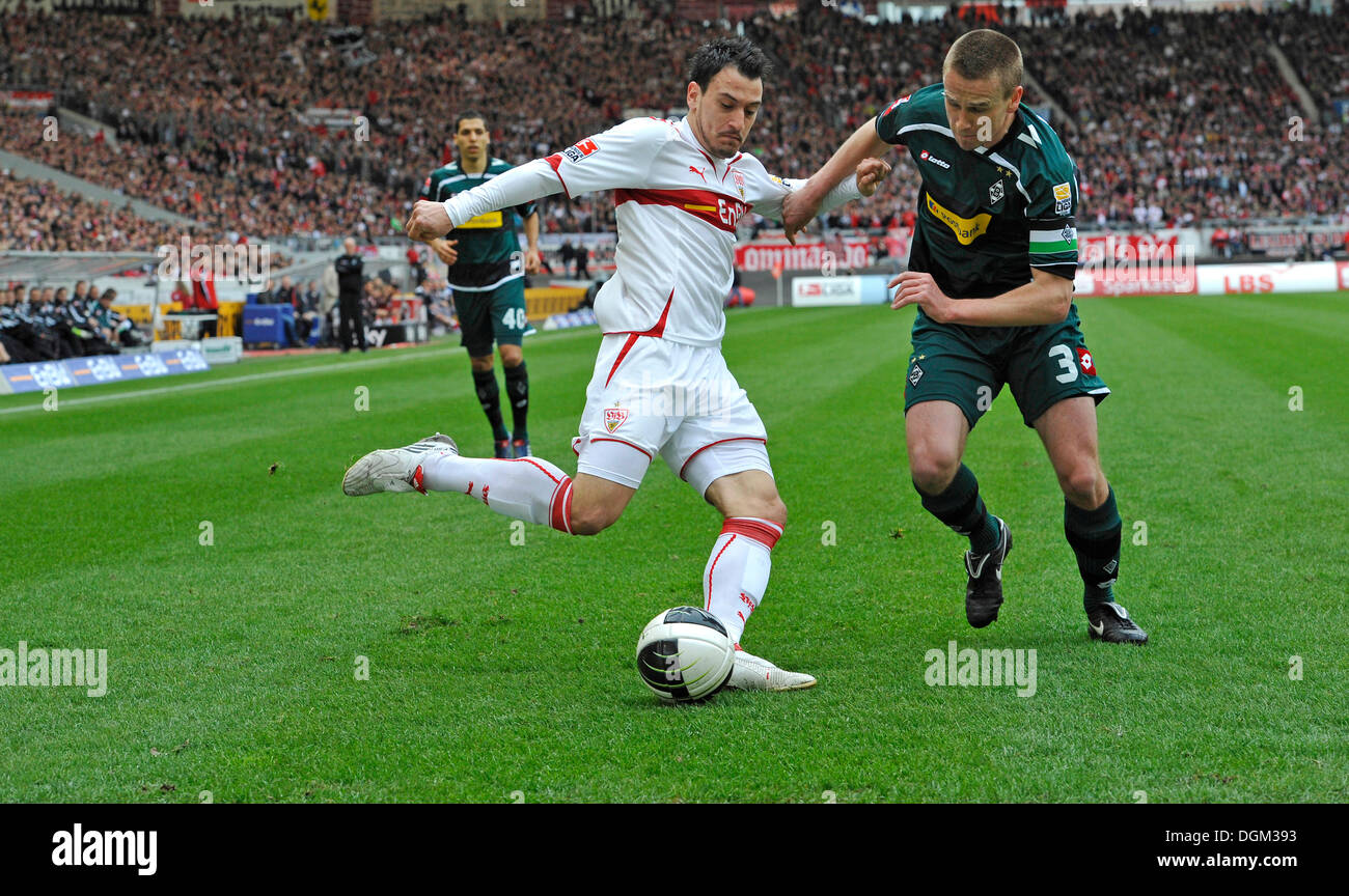 Duello, Timo Gebhart, giocatore tedesco del club di calcio VfB Stuttgart sulla sinistra, vs. Filip Daems, giocatore del Borussia Foto Stock