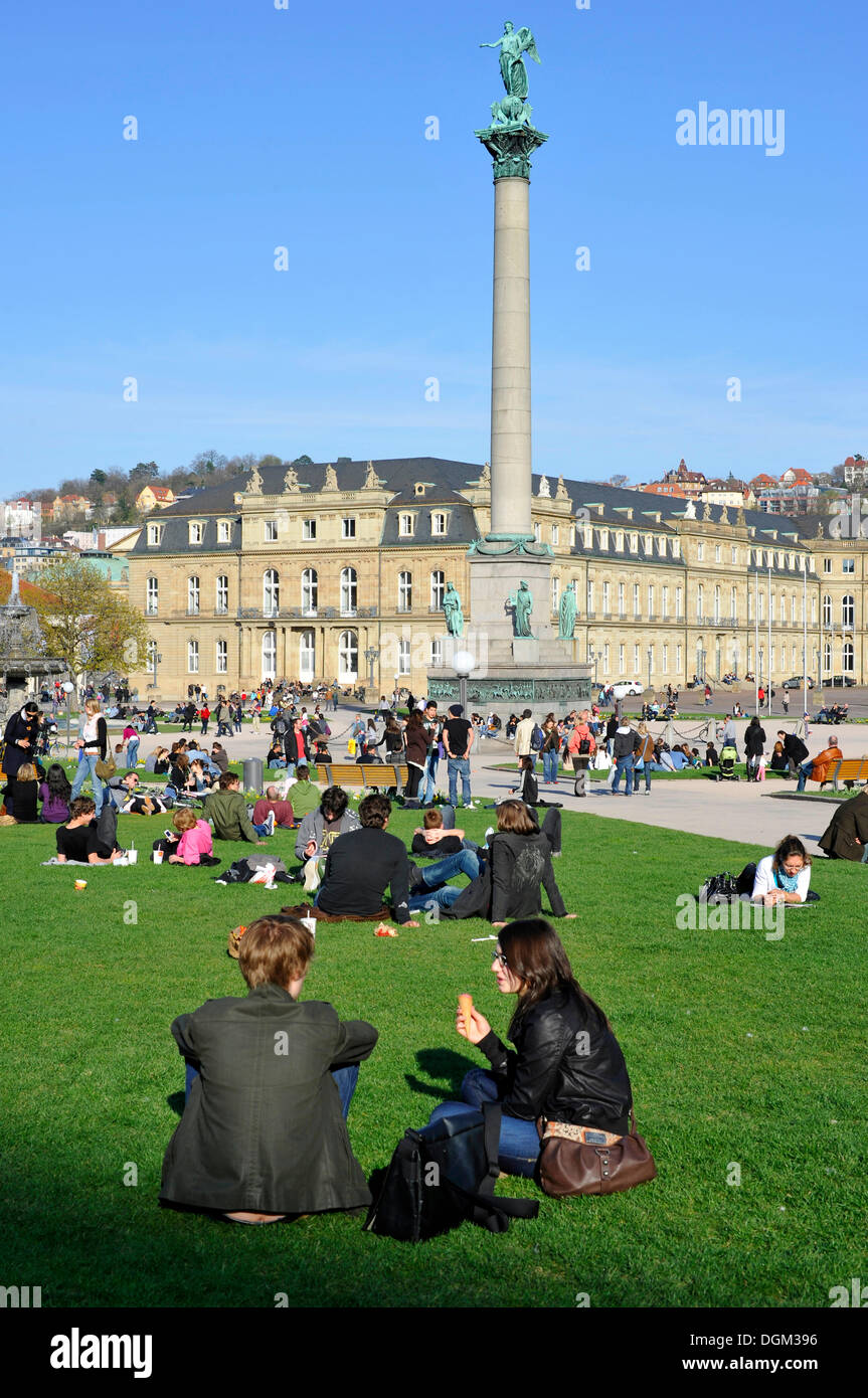 Persone si sono radunate sulla Schlossplatz square, Jubilaeumssaeule colonna, Neues Schloss castello, Stoccarda, Baden-Wuerttemberg Foto Stock