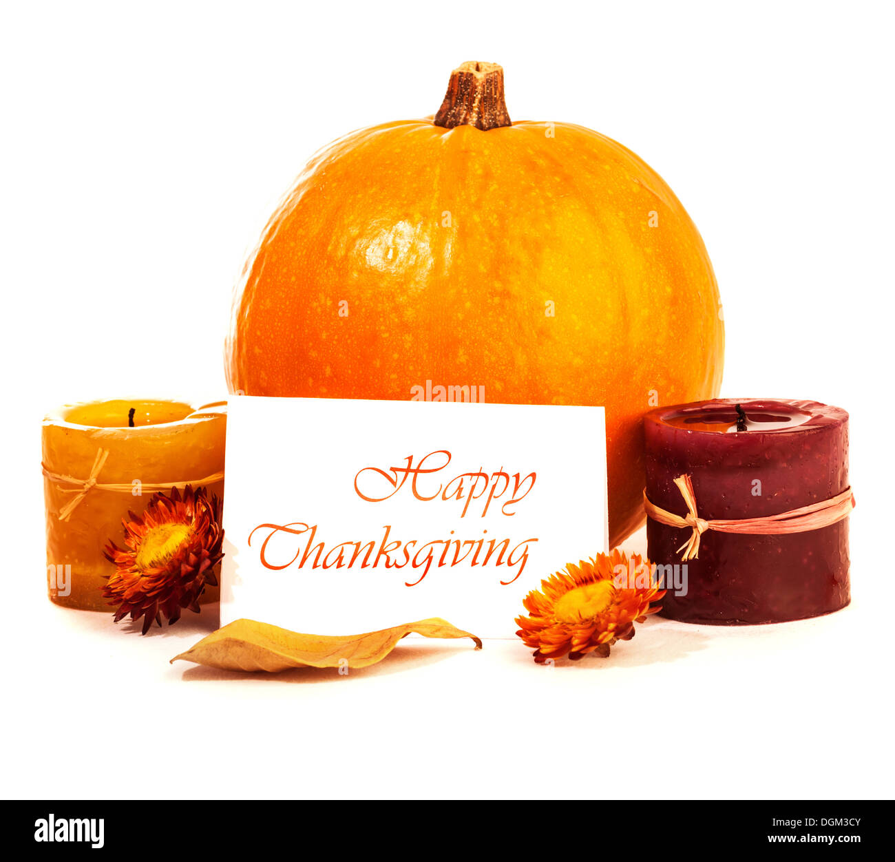Tradizionale Giornata del Ringraziamento decorazione isolati su sfondo bianco, giallo zucca con candele e biglietto di auguri Foto Stock