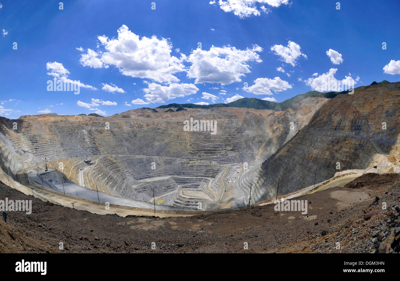 Bingham Canyon miniera o Kennecott miniera di rame più grande man-made fossa aperta sulla terra, montagne Oquirrh, Salt Lake City, Utah, Stati Uniti d'America Foto Stock