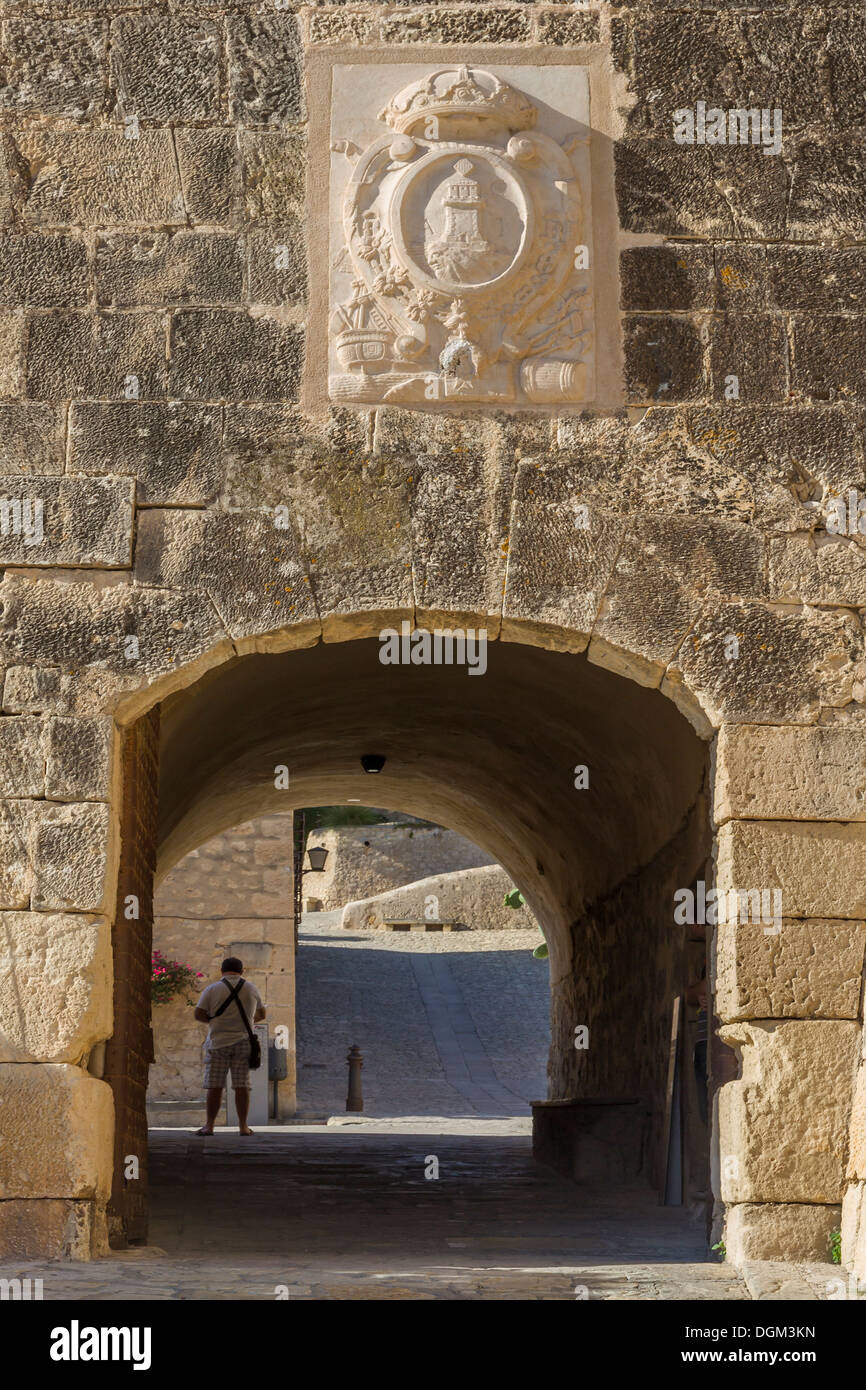 Spagna Alicante, Castello di Santa Barbara, gateway & stemma Foto Stock