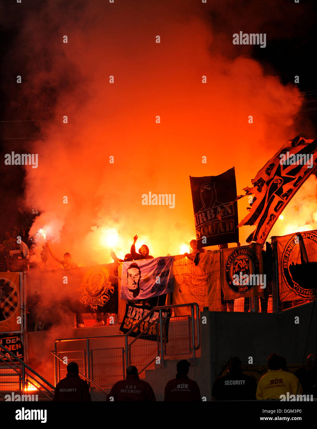Violento, mascherata sostenitori di accensione di razzi di uno stadio di blocco della ventola Foto Stock