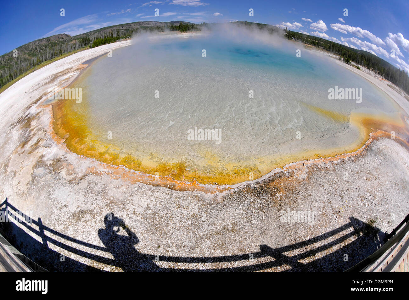 Tramonto sul lago, geyser, area di drenaggio con una passerella, colorato di batteri termofili, microrganismi, nero bacino di sabbia Foto Stock