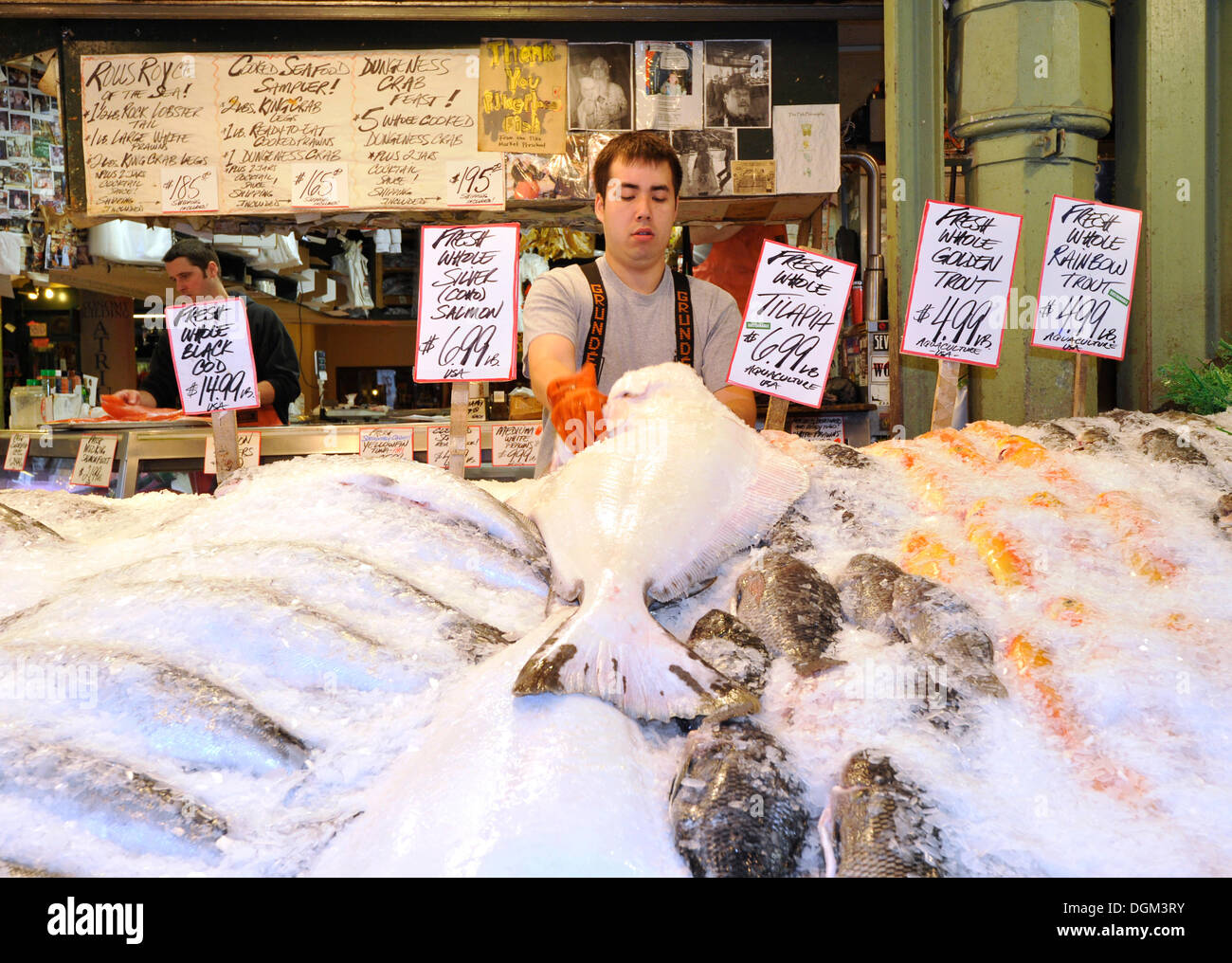 Pescheria con pesce fresco su ghiaccio, il Pike Place Market pubblica, mercato del pesce, Seattle, Washington, Stati Uniti d'America Foto Stock