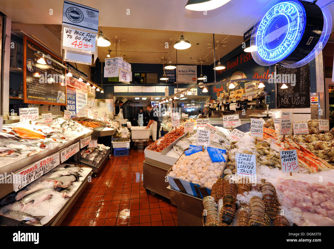 Pescheria, piatti a base di frutti di mare freschi, i pesci e i granchi, su ghiaccio, il Pike Place Market pubblica, mercato del pesce, Seattle, Washington, Stati Uniti d'America Foto Stock