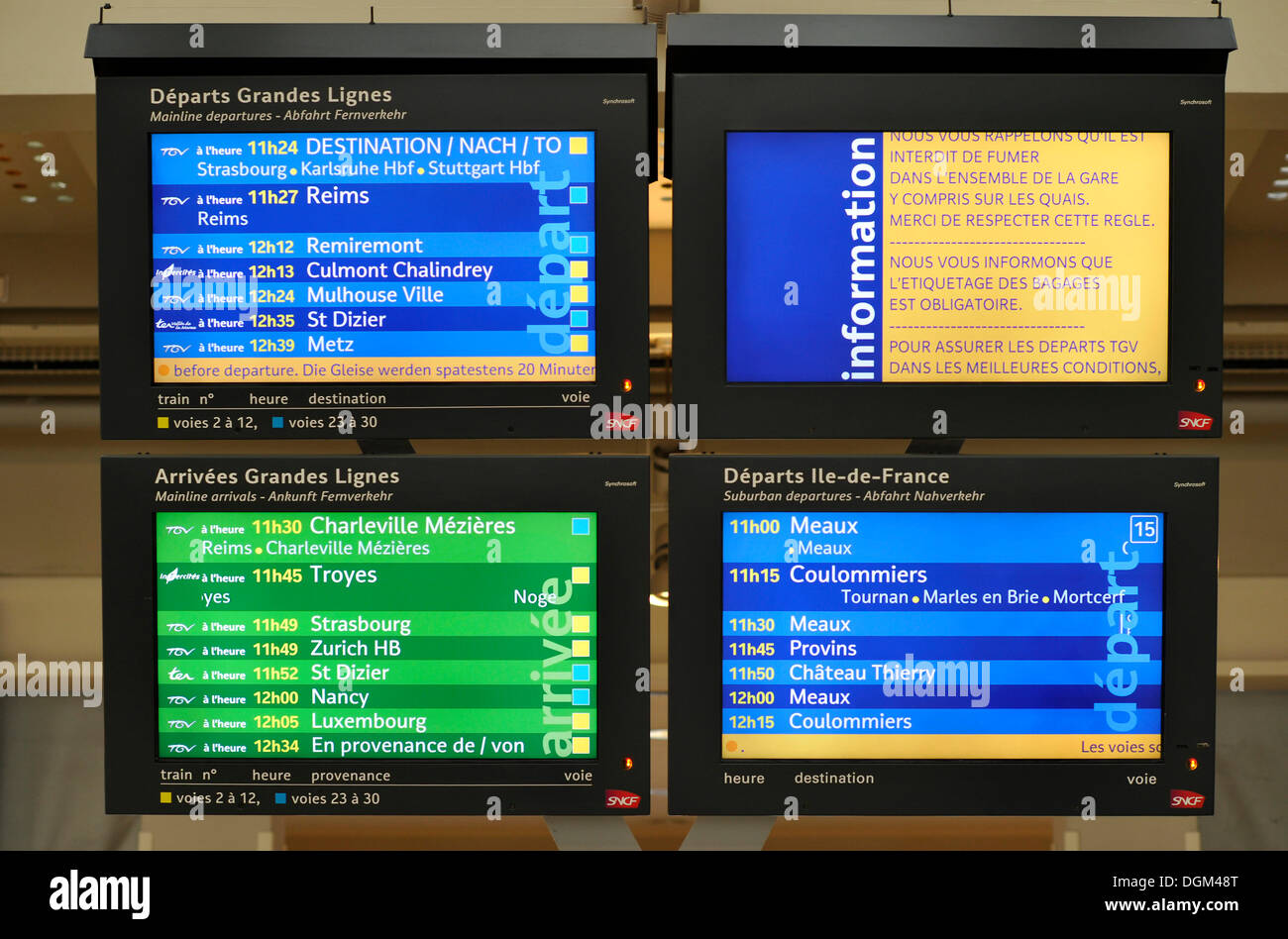 Il pannello di visualizzazione in tedesco e in francese, concourse, Gare de l'Est, Parigi alla Stazione Ferroviaria Est, Parigi, Francia, Europa Foto Stock