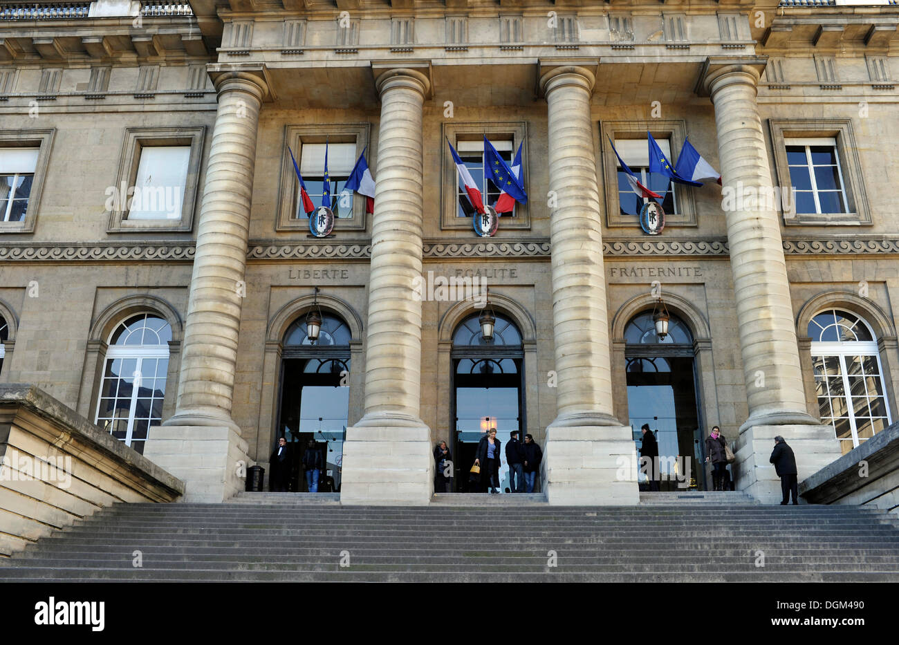 Facciata anteriore, Palazzo di Giustizia, il Palais de Justice, iscrizione Liberté, égalité', fraternité, Parigi, Francia, Europa Foto Stock