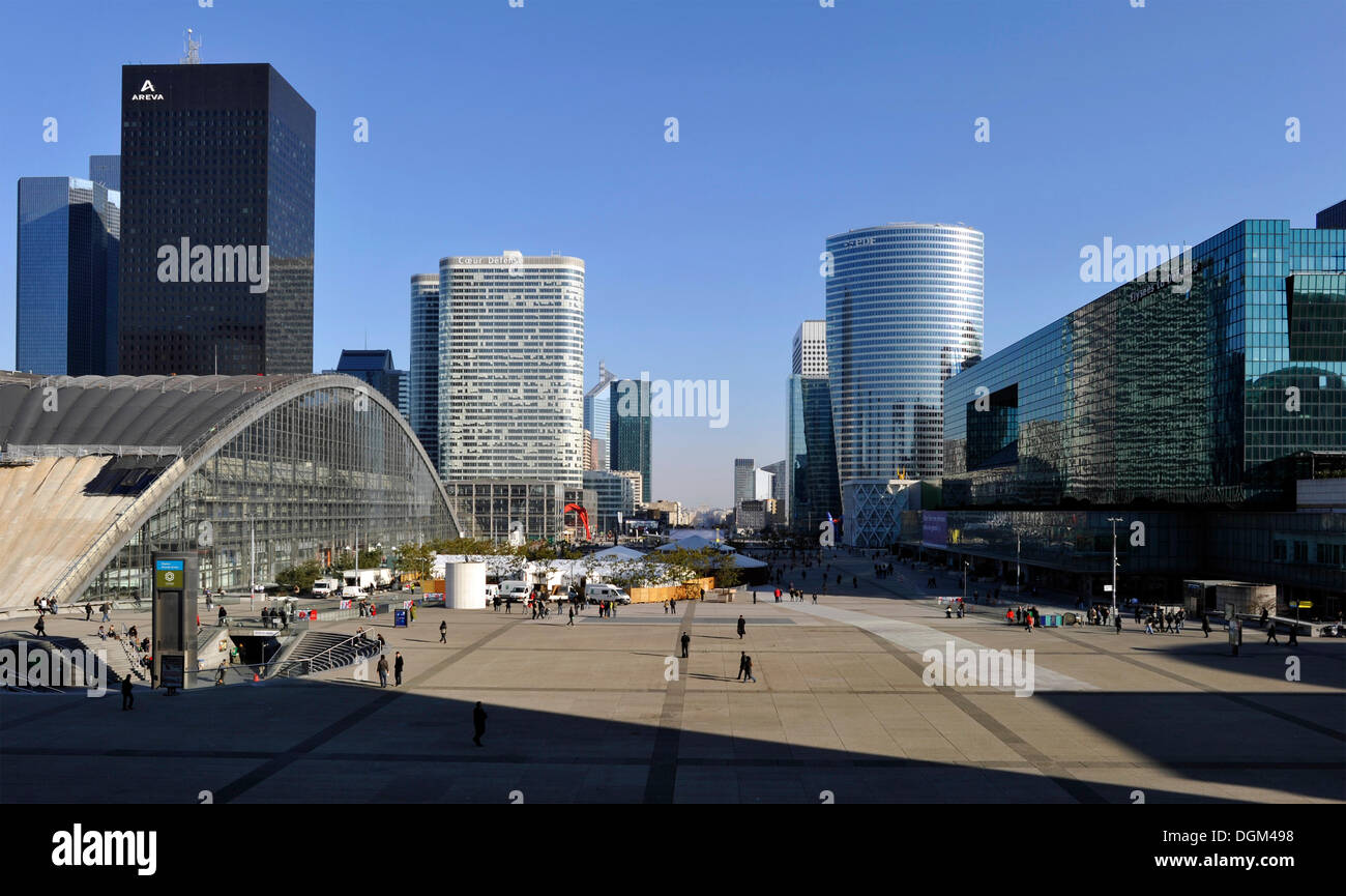 Vista dalla Place de la Defense verso la voie des sculture, CNIT shopping mall, Tour Areva ex Tour Fiat Foto Stock