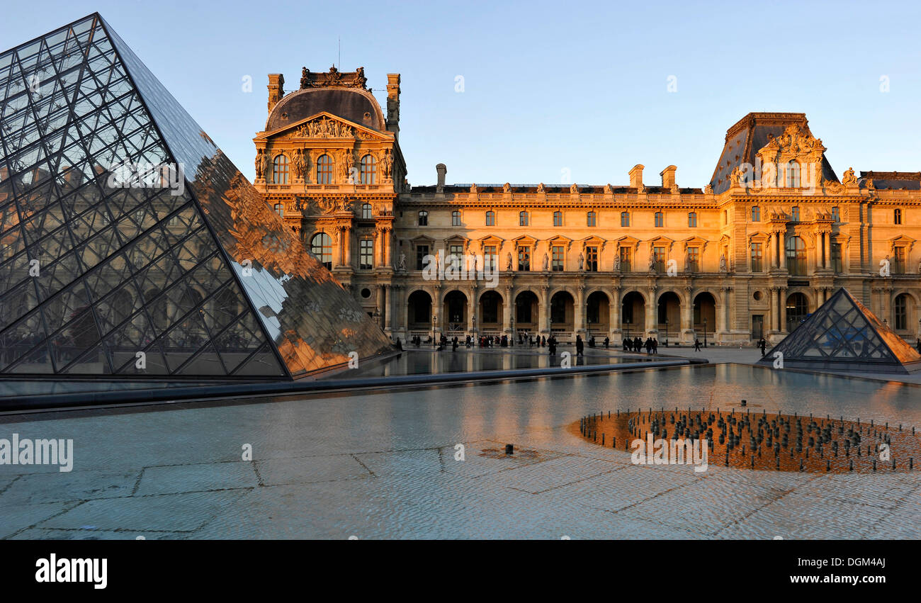 Il padiglione Richelieu, sinistra, Pavillon Colbert, destra, piramide in vetro entrata di fronte, il Palais du Louvre o Palazzo del Louvre Museum di Foto Stock