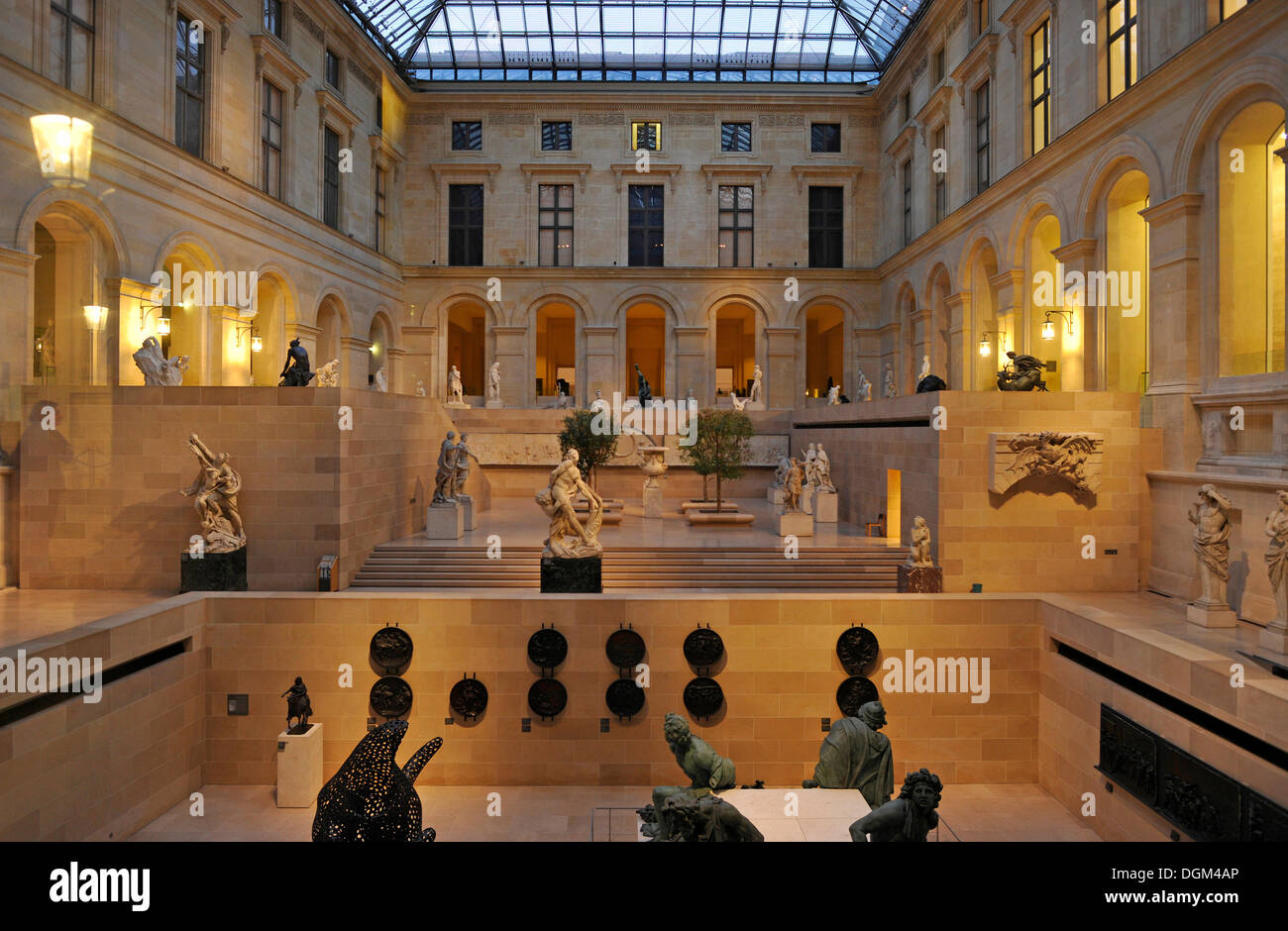 Interno, cortile, il Musée du Louvre, al Palais du Louvre o Palazzo del Louvre Museum, Parigi, Francia, Europa Foto Stock