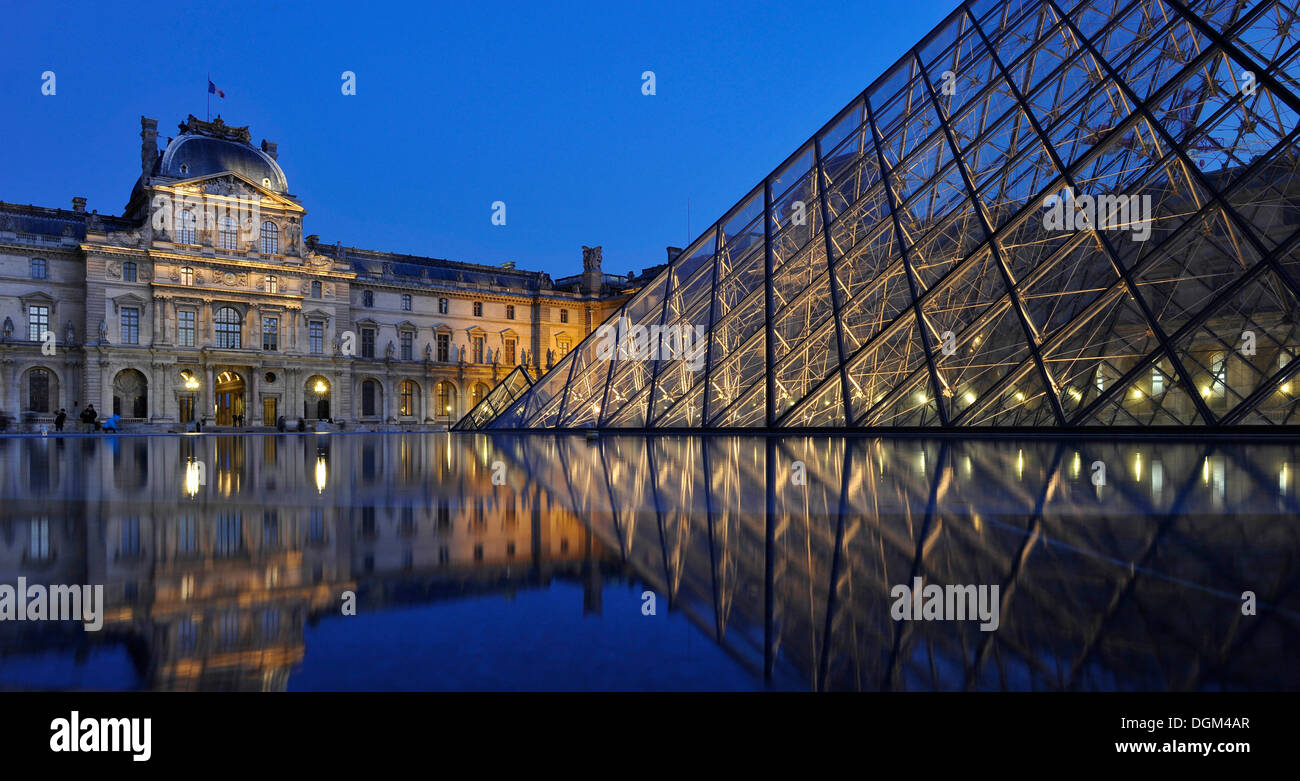 Night Shot, Padiglione Richelieu, piramide in vetro entrata di fronte, il Palais du Louvre o Palazzo del Louvre Museum, Parigi, Francia, Europa Foto Stock