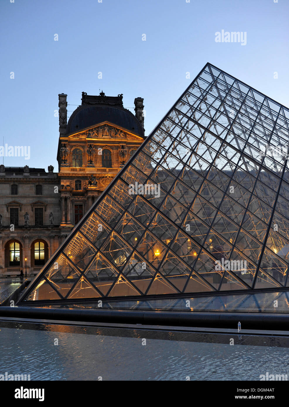 Il padiglione Richelieu in serata, piramide in vetro entrata di fronte, il Palais du Louvre o Palazzo del Louvre Museum, Parigi, Francia Foto Stock