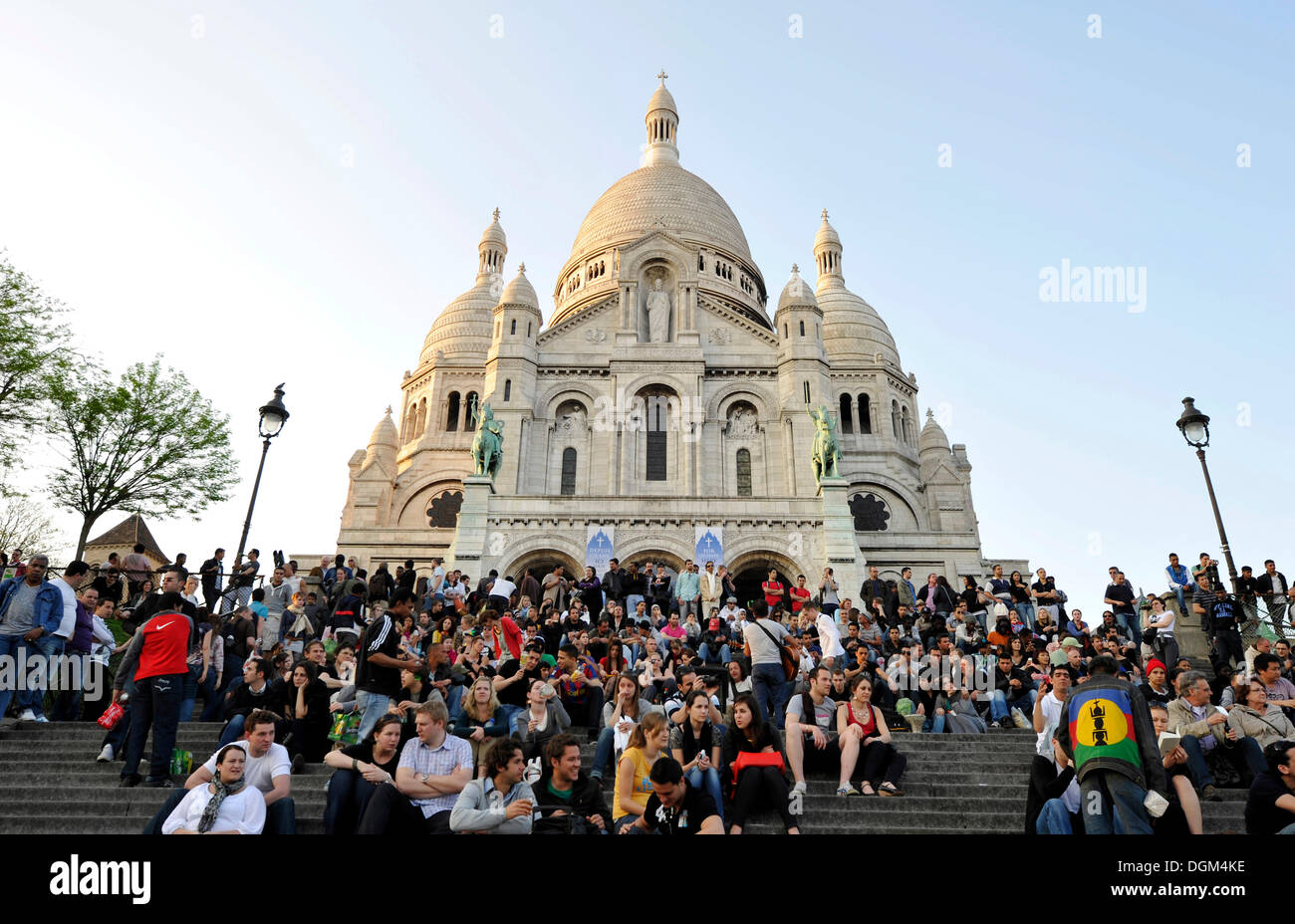 I turisti di fronte alla Basilica del Sacro Cuore, la Basilica del Sacro Cuore, quartiere di Montmartre, Parigi, Francia, Europa Foto Stock