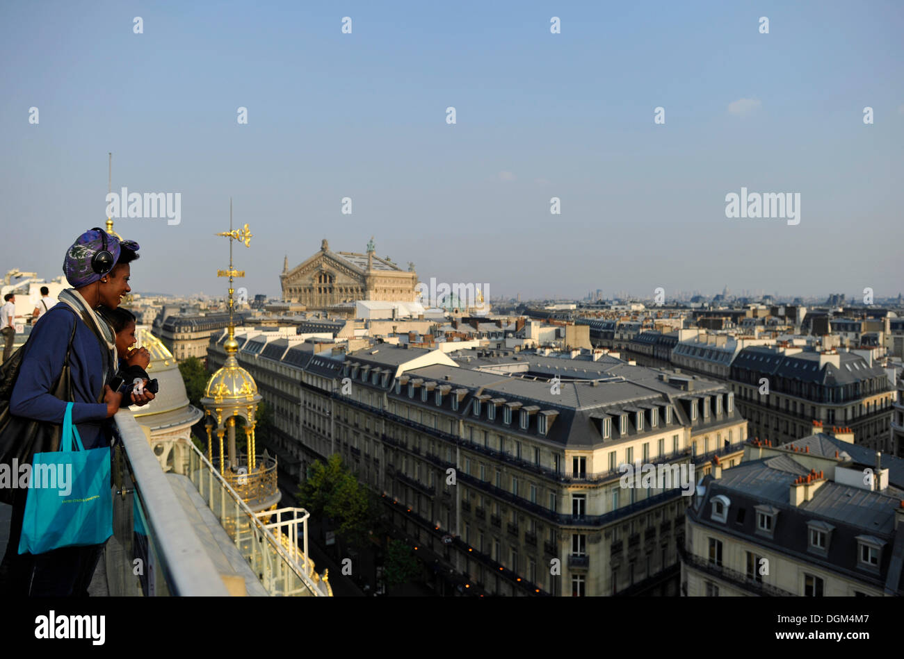 Turisti e vista da una piattaforma di osservazione sull'Opéra Palais Garnier opera house, Parigi, Francia, Europa Foto Stock