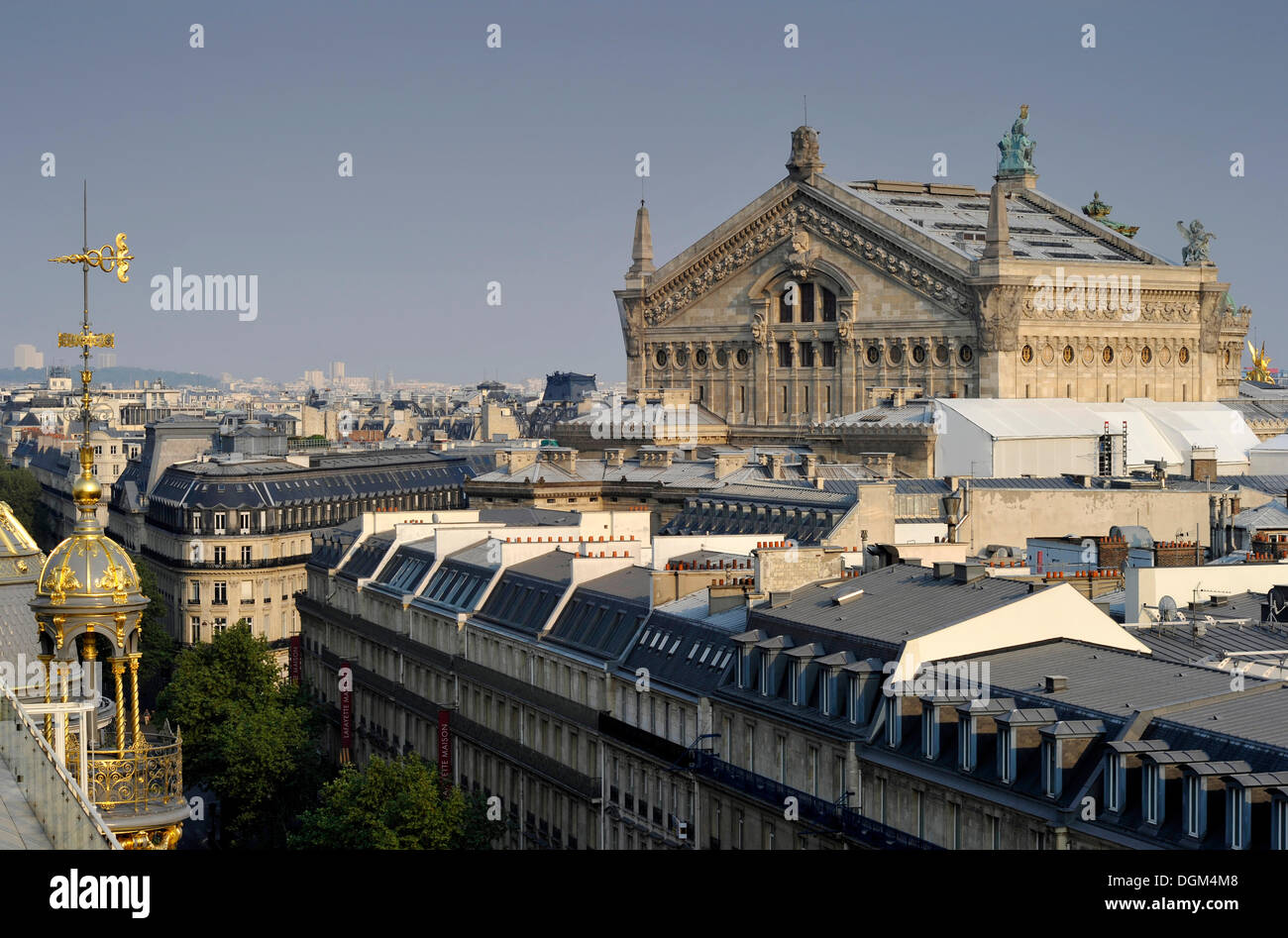 Vista da una piattaforma di osservazione sull'Opéra Palais Garnier opera house, Parigi, Francia, Europa Foto Stock