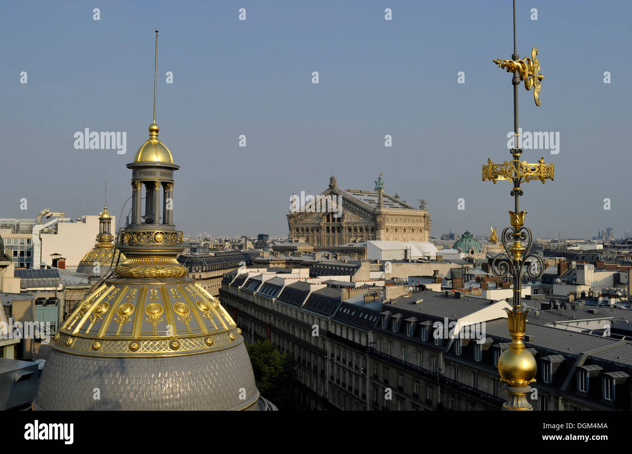 Vista da una piattaforma di osservazione sull'Opéra Palais Garnier opera house, Parigi, Francia, Europa Foto Stock