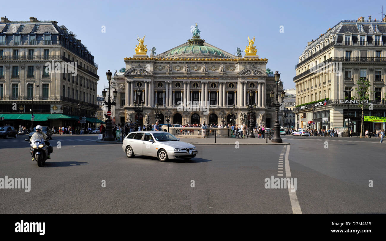 La facciata anteriore dell'Opéra Garnier opera house, Parigi, Francia, Europa Foto Stock