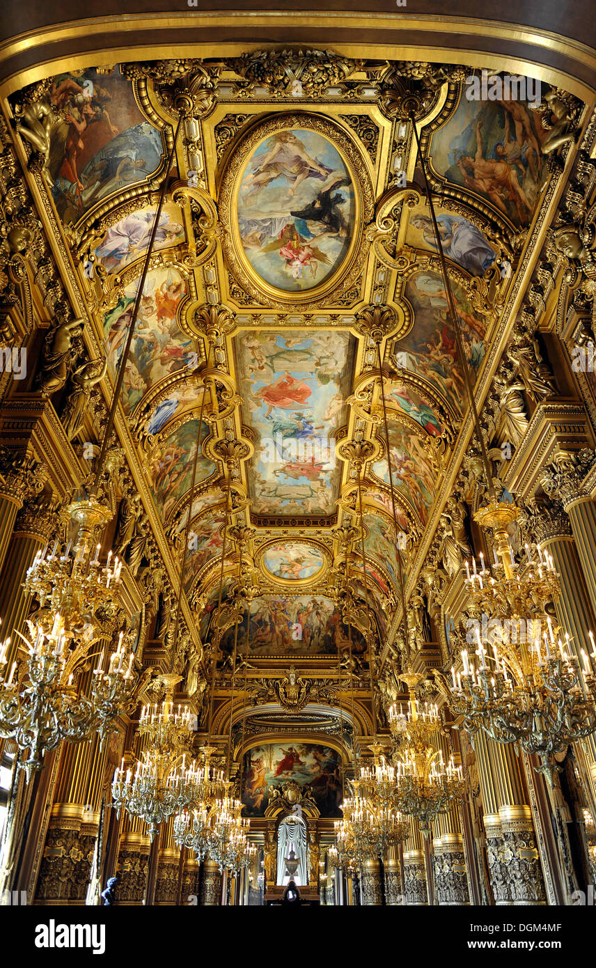 Interno, grande atrio con soffitto dipinto da Paul Baudry con motivi dalla storia musicale, Opéra Garnier Opera, Parigi Foto Stock